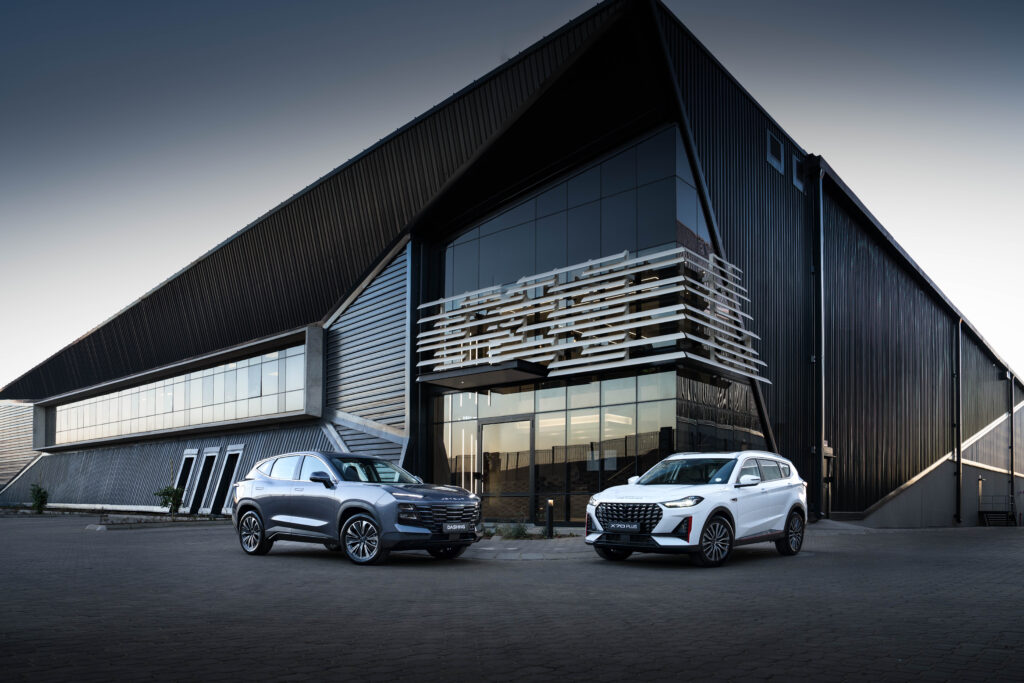 Interior dan aktivitas di showroom JETOUR